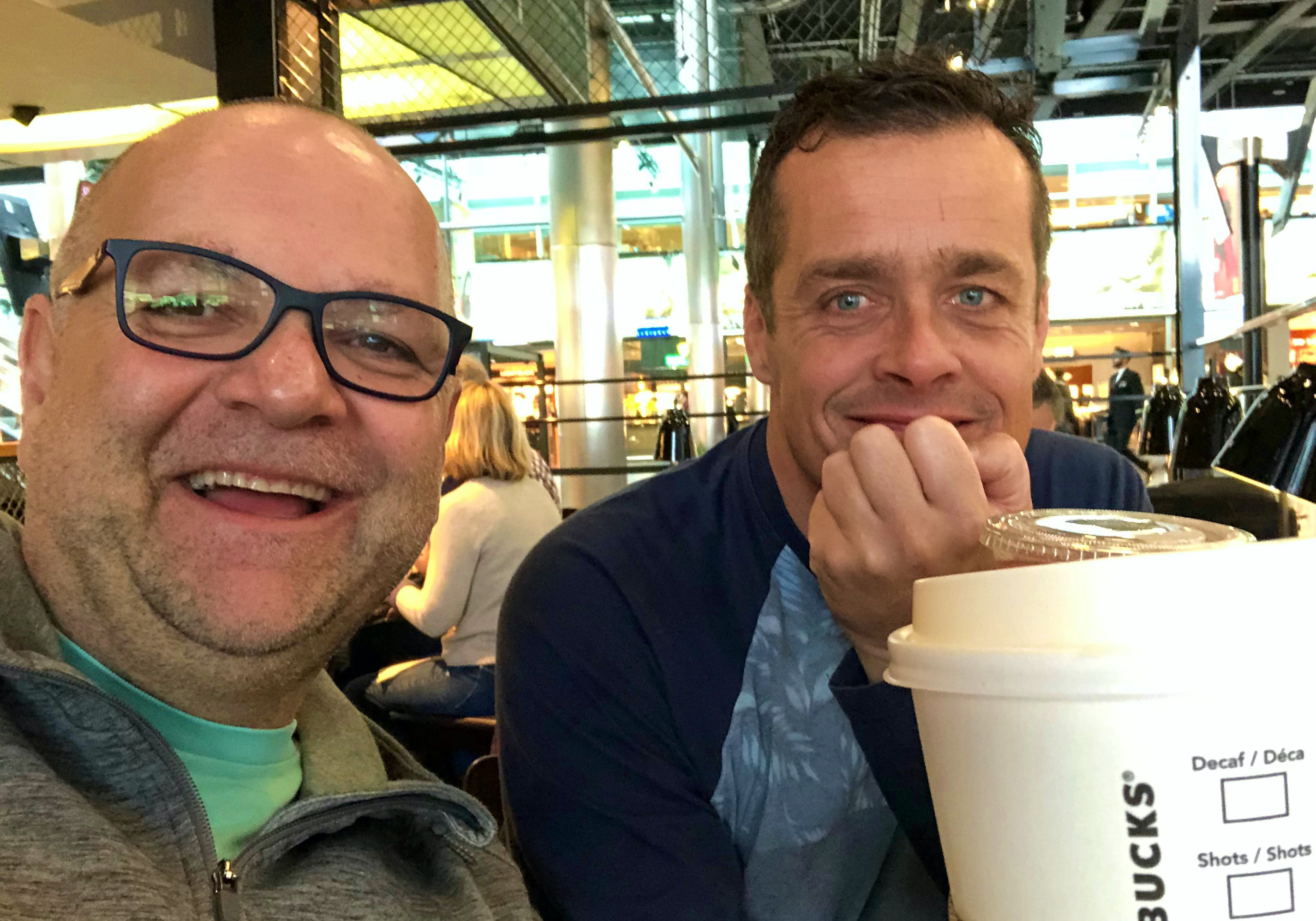 eerste stop Starbucks Schiphol