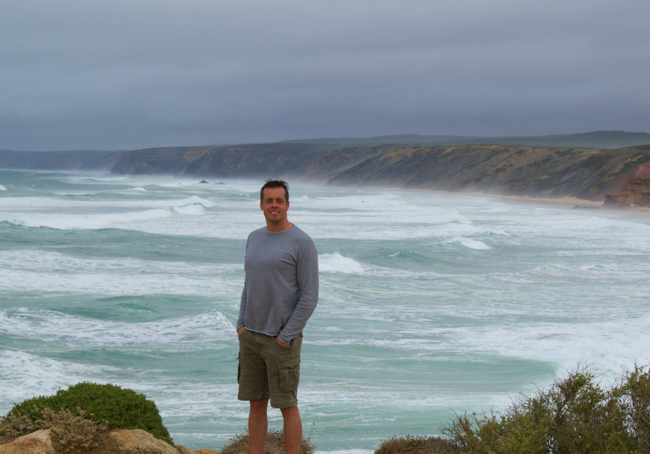 Onno bij de ruwe kust van Portugal
