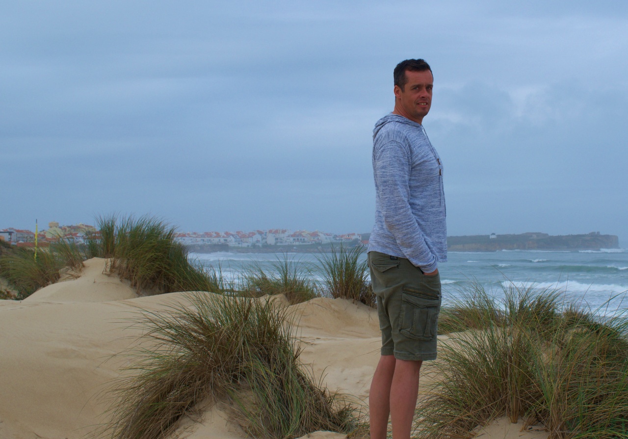 Onno bij het strand van Peniche