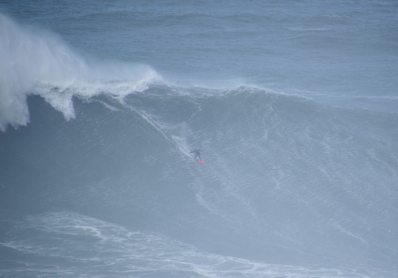surfers Nazaré