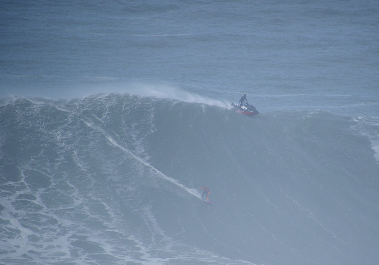 surfers bij Nazaré