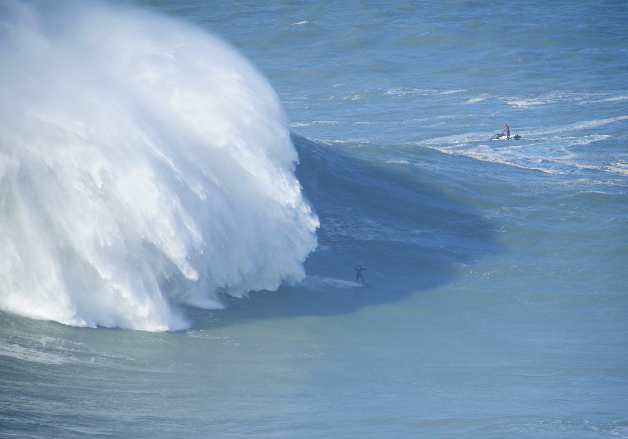 surfers bij Nazaré