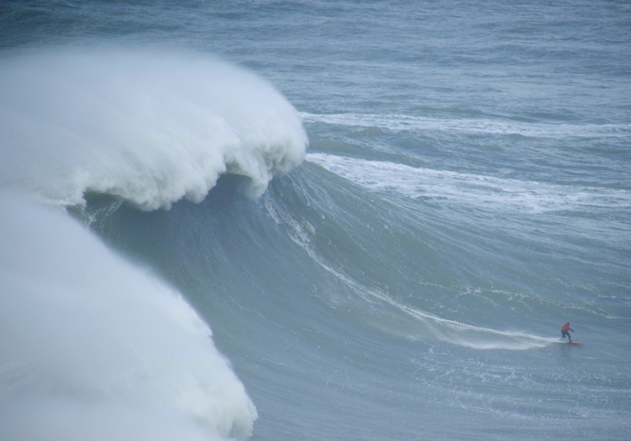 surfers bij Nazaré