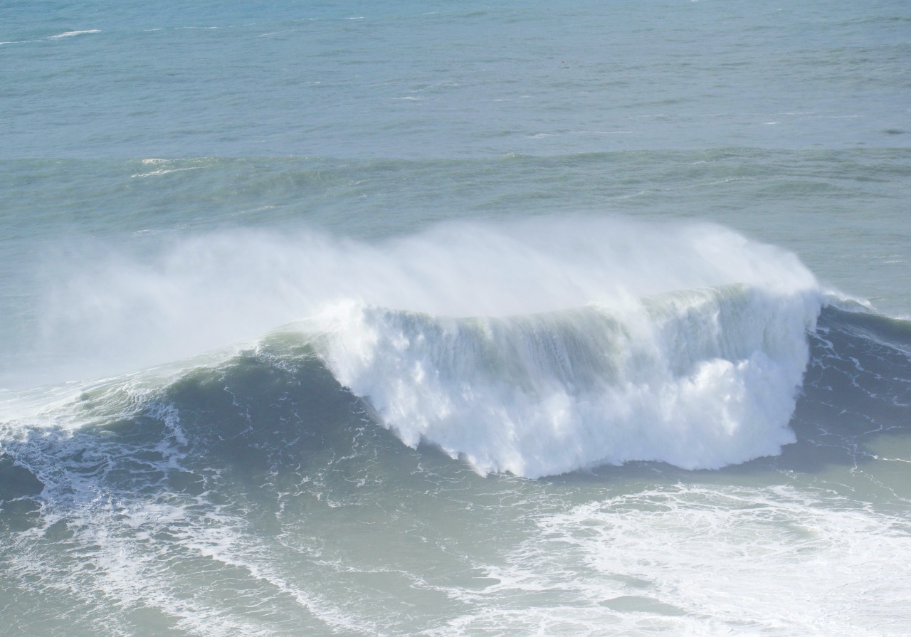 surfers bij Nazaré